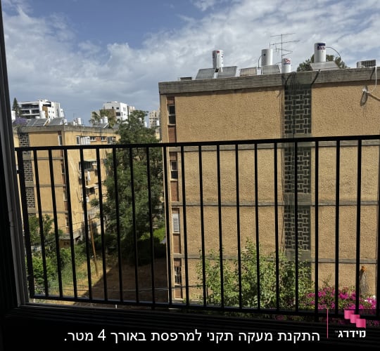 נוף עירוני עם מרפסת וגדר ברזל